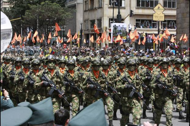 Colprensa - En prevenci&#243;n de cualquier hecho que alterar&#225; el desfile, este fue acompa&#241;ado por unos 6.000 polic&#237;as y 4.000 miembros del Ej&#233;rcito colombiano.
