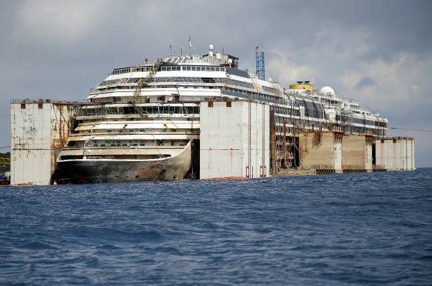 AP - El barco recorrerá hasta Génova 200 millas náuticas (370 kilómetros) a una velocidad de dos nudos (3,7 kilómetros por hora).