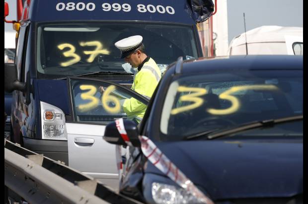 Reuters - Un polic&#237;a enumera los 130 veh&#237;culos implicados en este accidente.