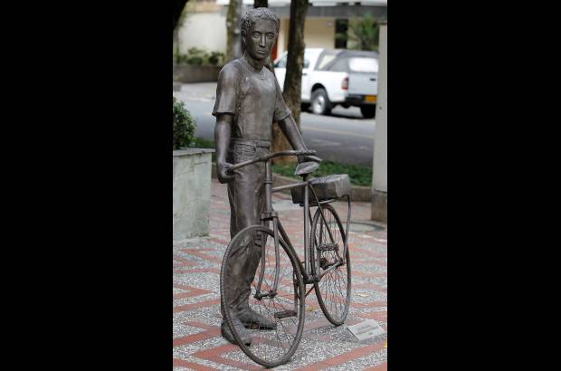 Jaime P&#233;rez - La Encomienda, de Fernando Arroyave, en Laureles, instalada un a&#241;o antes de que desapareciera la norma.