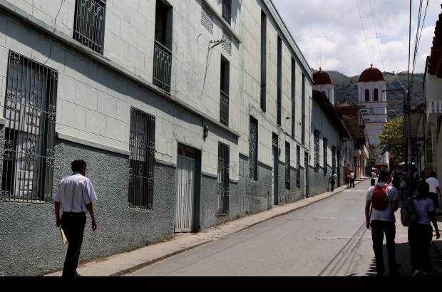 Donaldo Zuluaga - Sopetr&#225;n se localizada a 74 kil&#243;metros de Medell&#237;n, por la ruta: Medell&#237;n, Palmitas, San Jer&#243;nimo y Sopetr&#225;n. O Medell&#237;n, San Pedro, Belmira, Horizontes y Sopetr&#225;n.