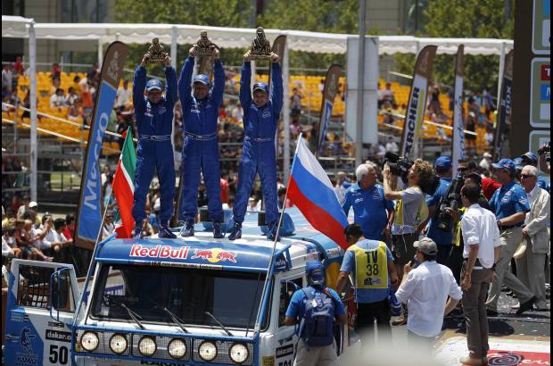 Reuters - El ruso Eduard Nikolaev y su combo celebraron en los camiones.