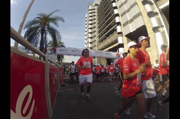Esteban Jaramillo y Sebastián Salazar - Más de 10 mil competidores se dieron cita en esta histórica cita deportiva que se corría en las modalidades de 5, 10, 21 y 42 kilómetros.
