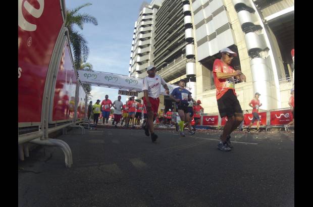Esteban Jaramillo y Sebastián Salazar - Más de 10 mil competidores se dieron cita en esta histórica cita deportiva que se corría en las modalidades de 5, 10, 21 y 42 kilómetros.
