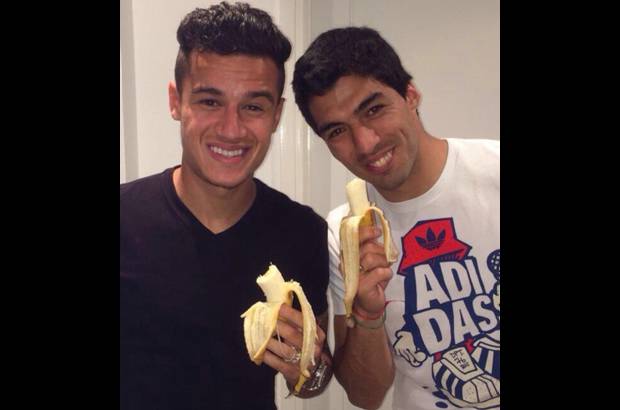 FOTOS CORTES&#205;A - Luis Suares y Coutinho, jugadores del Liverpool, tambi&#233;n publicaron la foto con el banano.
