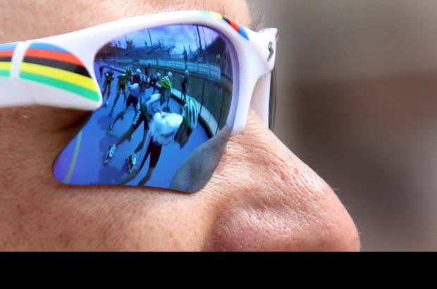 Hernán Vanegas - Durante dos semanas, las formas particulares de los corredores encima de los patines, con las lycras ajustadas y los anteojos bien puestos, hacen de este deporte una mezcla irrepetible de belleza y competitividad. Los lentes, parte vital del uniforme, y el reflejo que se crea al paso de los patinadores.