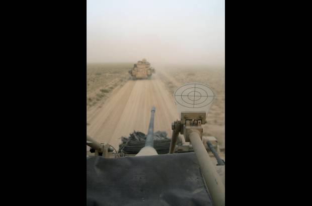AP - Veh&#237;culos del ej&#233;rcito norteamericano cruzan la frontera hacia el sur de Irak el 21 de marzo de 2003.