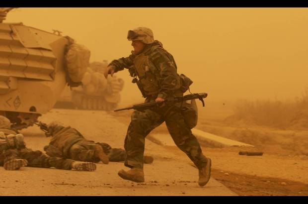 AP - Soldados de la infanter&#237;a de marina se cubren tras un ataque al sur de Bagdad el 26 de marzo de 2003.