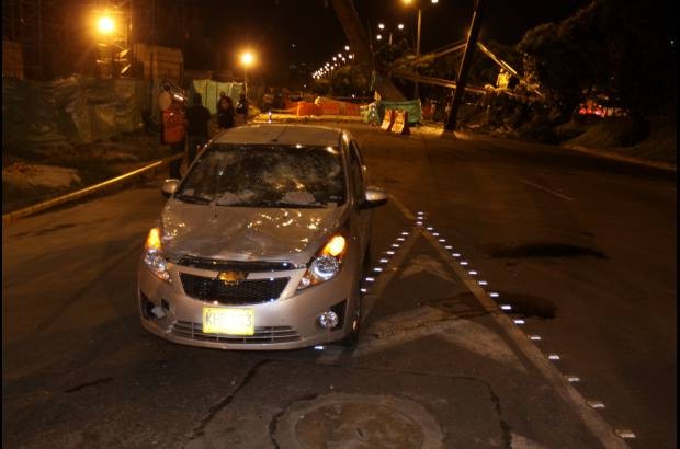 Julio C&#233;sar Herrera - Milagrosamente los cuatro ocupantes de un Chevrolet Spark, que transitaban por el lugar salvaron sus vidas, luego de que parte de la estructura cayera sobre el autom&#243;vil.
