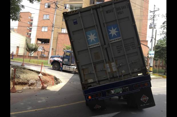 Foto John G&#243;mez - Al intentar girar, el contenedor que llevaba balance&#243; el automotor.