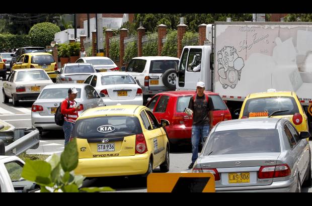 Jaime Pérez - Hasta los vendedores ambulantes aprovechan la congestión a la salida del puente para vender sus productos a los conductores.