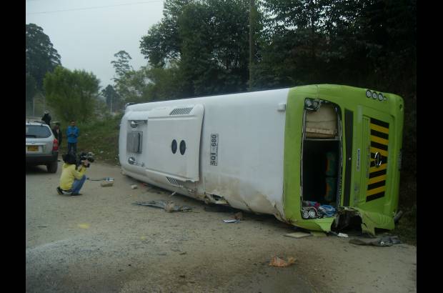 Cortes&#237;a http://twitter.com/MiOriente - La buseta sinestrada pertenece a la empresa Supertours, con placas SQI 680 de Ch&#237;a, que llevaba a un grupo de viajeros bogotanos a la costa atl&#225;ntica.