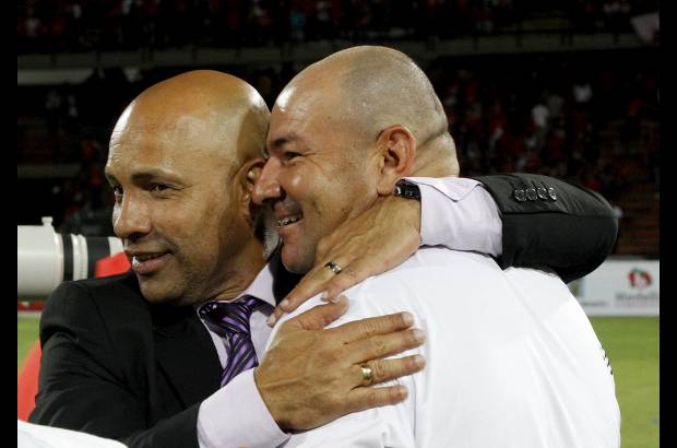 Donaldo Zuluaga - Saludo de viejos conocidos entre el Chusco Sierra, de Millos, y P&#225;nzer Carvajal, de la casa roja.