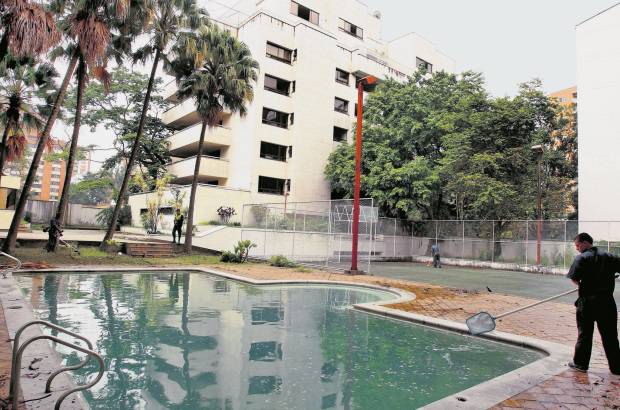 FOTO ARCHIVO EL COLOMBIANO - Entre las excentricidades del extinto capo est&#225; la construcci&#243;n de un edificio de ocho pisos llamado M&#243;naco, en el barrio El Poblado, uno se los sectores m&#225;s exclusivos de la ciudad de Medell&#237;n. En &#233;l habitaba parte de su familia y que sufri&#243; un fuerte atentado con carro bomba por parte del Cartel de Cali, con quien mantuvo una sangrienta guerra.