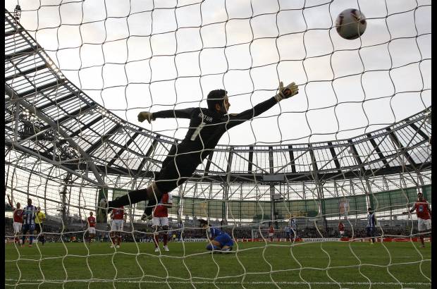 AP - Poco antes del descanso, Falcao cabeceó un centro de su compatriota Fredy Guarín para darle el triunfo al campeón portugués.