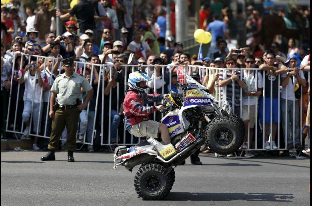 Reuters - Un poco de espectáculo antes de despedir una nueva edición del rali Dakar.
