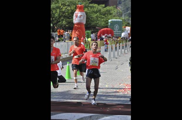 Esteban Jaramillo y Sebasti&#225;n Salazar - M&#225;s de 10 mil competidores se dieron cita en esta hist&#243;rica cita deportiva que se corr&#237;a en las modalidades de 5, 10, 21 y 42 kil&#243;metros.