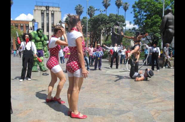 FOTO EL COLOMBIANO - El Parque de las Esculturas se convirti&#243; en referente cultural y tur&#237;stico de Medell&#237;n, y en ejemplo de recuperaci&#243;n social. Las esculturas est&#225;n en a la vista y alcance de todos los visitantes, que suelen tomarse fotos al lado de los &quot;gordos&quot; de Botero.