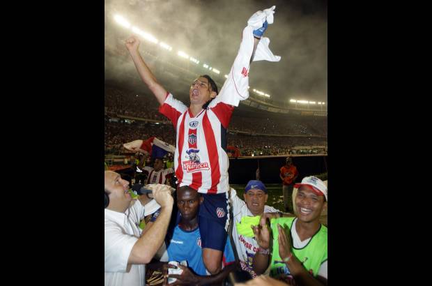 Colprensa - El volante creativo Giovanny Hern&#225;ndez, figura del Atl&#233;tico Junior, celebra la nueva conquista.