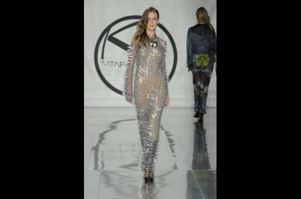 - Materiales naturales como el cuero y la seda entablaron un diálogo lleno de movimiento.