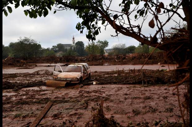 AP - Kolontár fue el lugar donde la ola de un millón de metros cúbicos de lodo golpeó con más fuerza.