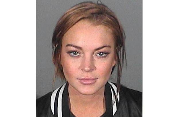 Reuters - 9 marzo, 2013. La actriz de 26 años, que ha enfrentado problemas legales durante años, se entregó el pasado martes como una formalidad a la Policía de California, un día después de haber aceptado un acuerdo de culpabilidad por un accidente vial menor. Un portavoz policial del condado de Santa Mónica dijo que ella fue puesta en libertad tras ser fichada.