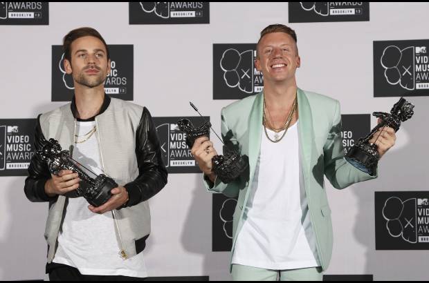 Reuters - Macklemore y Ryan Lewis posan con sus premios Mejor Video con Mensaje Social por la canci&#243;n Same Love, Mejor Video Hip Hop y Mejor Cinematograf&#237;a por Can&#39;t Hold Us.