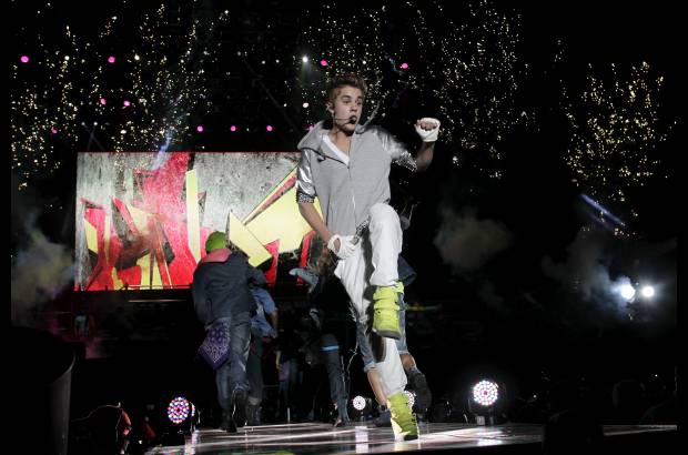 Reuters - Desde que sali&#243; poco despu&#233;s de las 9:00 de la noche al escenario montado en la plaza principal de la ciudad, Bieber fue recibido con gritos euf&#243;ricos de sus fans, principalmente jovencitas de entre 12 y 17 a&#241;os de edad.