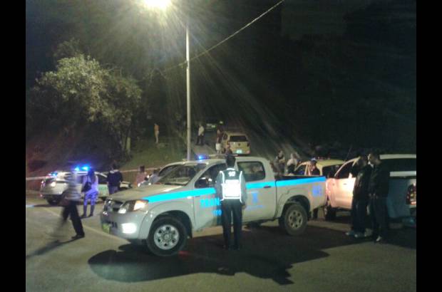 Cortes&#237;a - Las personas aguardan noticias de sus familias y personas que estaban en el sitio cuadras antes del edificio Space.