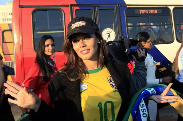Reuters - Miss Brasil 2009, Luciana Bertolini, asisti&#243; al compromiso para apoyar a su selecci&#243;n.