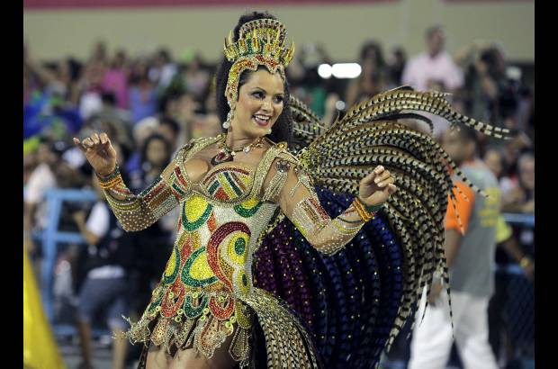 Reuters - Luiza Brunet fue una de las estrellas de la escuela de samba Imperatriz, en la primera noche en el Samb&#243;dromo del Carnaval de R&#237;o de Janeiro.