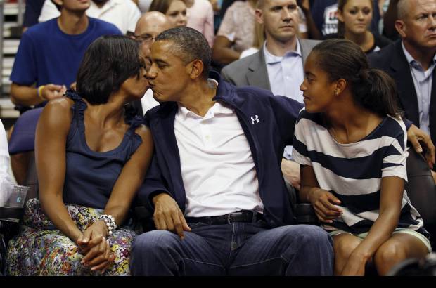 Reuters - El presidente estadounidense Barack Obama se arrop&#243; el lunes con el esp&#237;ritu ol&#237;mpico al presenciar desde primera fila el partido amistoso de basquetbol entre Estados Unidos y Brasil, como parte de su preparaci&#243;n rumbo a los Juegos de Londres.