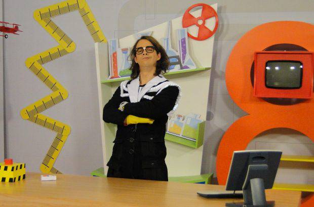 Canal Une, s&#225;bado, 29 de abril, 11:30 a.m. - Doctor Clip y las mol&#233;culas. Las aventuras, de un loco y divertido cient&#237;fico y sus tres mol&#233;culas, unos clones que traen actividades art&#237;sticas y culinarias para los ni&#241;os y ni&#241;as.