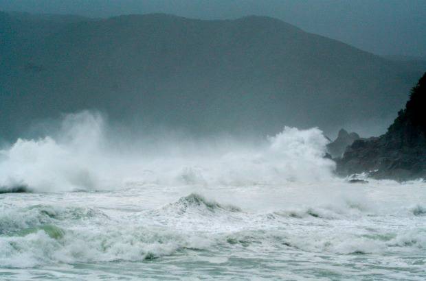 Reuters - El tif&#243;n Neoguri se ha debilitado desde su estado original como un supertif&#243;n, pero se manten&#237;a intenso, con r&#225;fagas de m&#225;s de 250 kil&#243;metros por hora. Neoguri avanzaba a trav&#233;s de la cadena insular de Okinawa, donde estaban en vigor advertencias de tormenta y alta mar.
