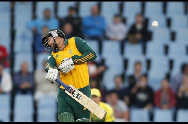Reuters - Durante la final de cricket, la bola golpea a un jugador de Sudafrica.