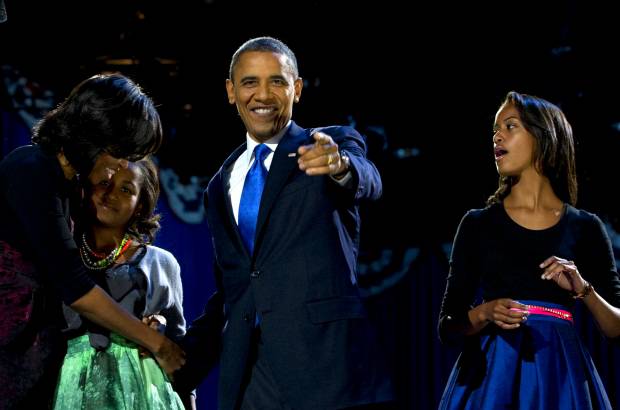 AP - Tambi&#233;n tuvo palabras cari&#241;osas para sus hijas Sasha y Malia: &quot;Est&#225;n creciendo para convertirse en dos fuertes, inteligentes y guapas mujeres, como su madre&quot;, coment&#243; sobre ellas.
