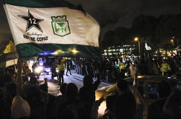 Colprensa - Un vuelo que demor&#243; por m&#225;s de cuatro horas, pero que pudo sentir el apoyo de una hinchada que, a pesar de los resultados, no abandona y que a&#250;n estando fuera de casa, lo sigue hasta el final.