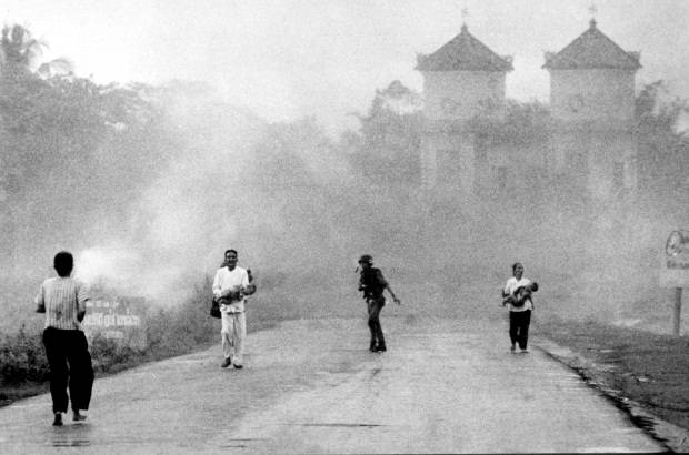 AP - Por esa carretera pasaron muchas personas quemadas, tras el ataque con napalm mal dirigido por los pilotos de Vietnam del Sur en la aldea de Trang Bang. EN esta foto se ve a una pareja vietnamita con sus ni&#241;os quemados.