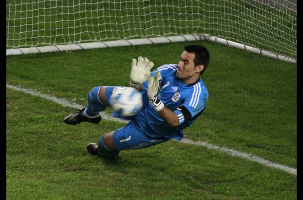 Reuters - Brasil err&#243; los cuatro penaltis. Elano lo tir&#243; afuera, mientras que el disparo de Thiago Silva fue atajado por Justo Villar (foto), el de Andr&#233; Santos se fue por arriba del travesa&#241;o y Fred tir&#243; desviado.