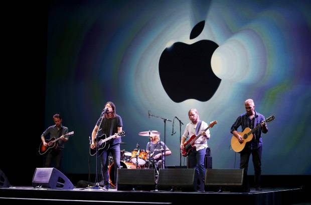 Reuters - La presentaci&#243;n del nuevo iPhone 5 de Apple cerr&#243; con un concierto de Foo Fighters.