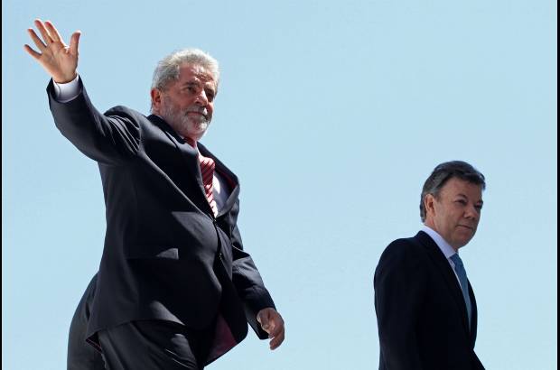 AP - El presidente brasileño, Luiz Inácio Lula da Silva, recibió a su homólogo colombiano, Juan Manuel Santos, con una vistosa ceremonia.
