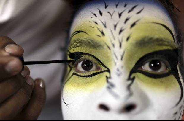Reuters - Las bailarinas de la m&#250;sica m&#225;s representativas del pa&#237;s se transforman en diferentes personajes de la cultura colombiana.