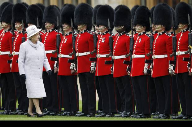 Foto AP - Un elevado sentido del deber y un considerable pragmatismo han acompa&#241;ado a Isabel II en sus seis d&#233;cadas en el trono, aniversario que cumple entre el respeto de sus s&#250;bditos y sus coloridos atuendos.