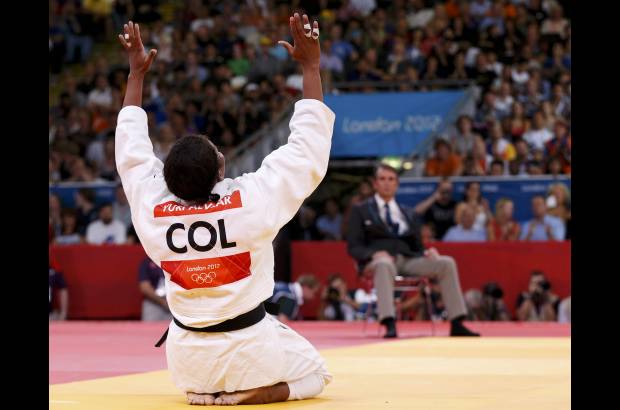 Foto Reuters - Yuri elev&#243; los brazos al cielo en se&#241;al de agradecimiento.