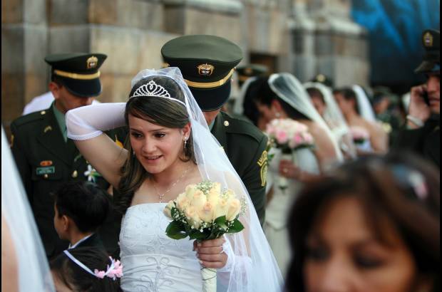 Colprensa-Germ&#225;n Enciso - Muy temprano llegaron los novios para la ceremonia religiosa en la Catedral Primada de Colombia.