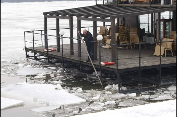 Reuters - Un restaurante flotante se hundió y varios más resultaron dañados luego de ser apartados de la ribera.