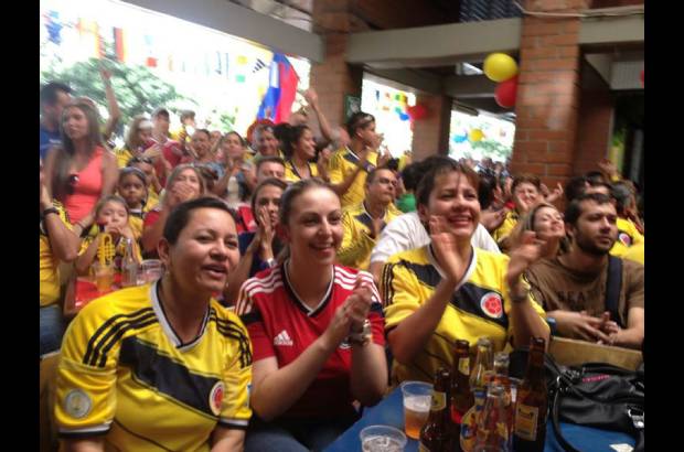 Julio Cesar Herrera - Con camisetas rojas y amarillas Medell&#237;n disfrut&#243; del encuentro entre la Selecci&#243;n Colombia y Brasil. El parque El Poblado, parque Lleras, avenida 33 y la plazoleta del Centro Administrativo La Alpujarra fueron los lugares de encuentro.
