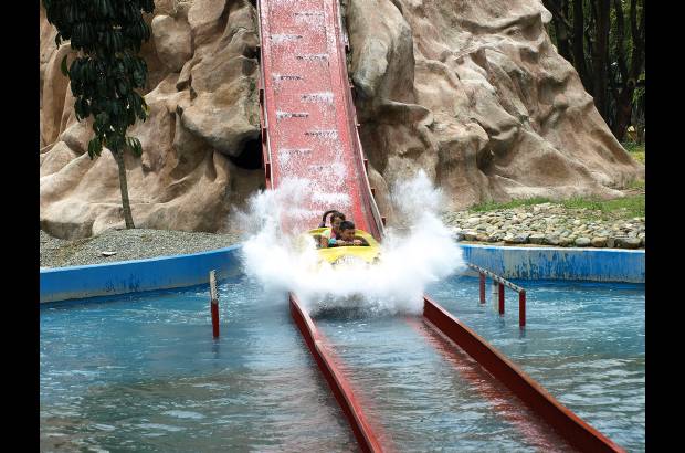 FOTO EL COLOMBIANO - Es uno de los sitios de recreación de mayor acogida por los habitantes de Medellín. Sus juegos mecánicos y el lago que tiene en su centro son sus atracciones más reconocidas. Por el Parque Norte J. Emilio Valderrama han pasado casi todos los medellinenses.