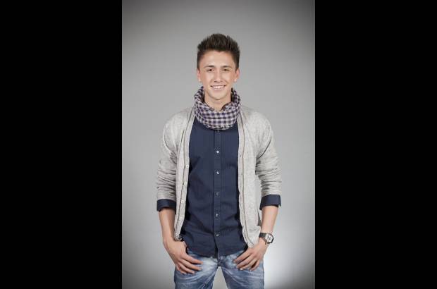 Cortes&#237;a - Andr&#233;s Parra es un bogotano de 19 a&#241;os que estudia m&#250;sica. Aprendi&#243; a tocar la guitarra con su padre viene al concurso a mostrar que es due&#241;o de una prodigiosa voz.