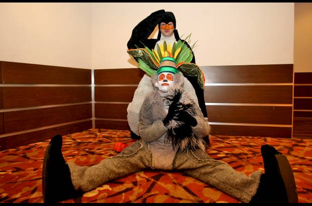 Cortes&#237;a - El King Julie y uno de los ping&#252;inos invitan a vivirlo en familia.